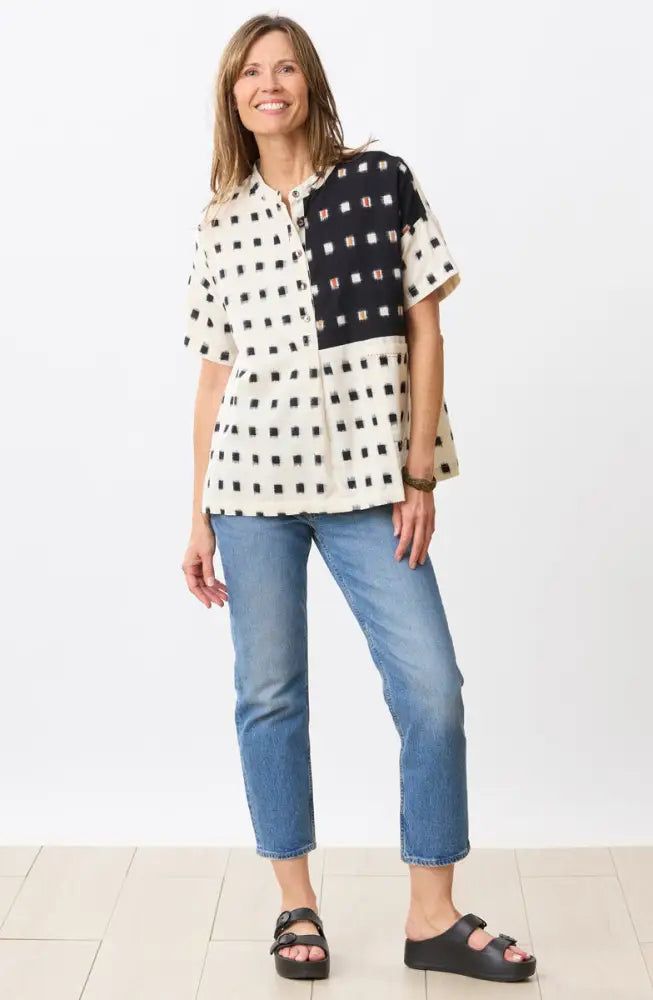Jahnvi Ikat Short-Sleeve Tunic - Soft white/Black