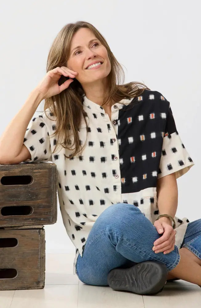 Jahnvi Ikat Short-Sleeve Tunic - Soft white/Black